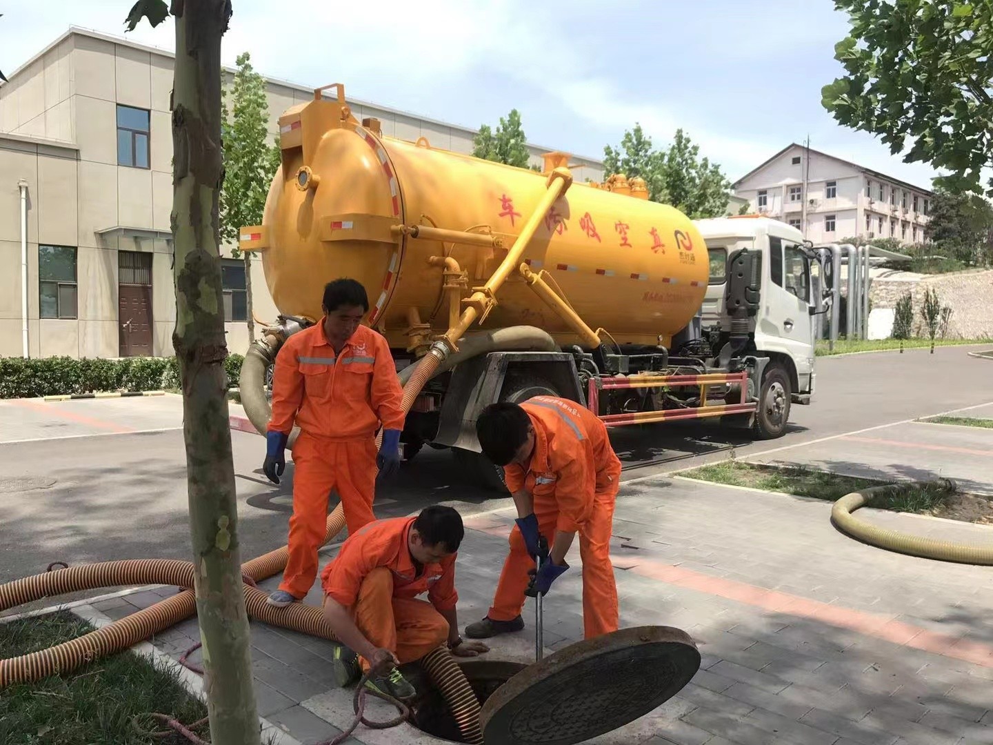 斗门管道疏通车停在窨井附近