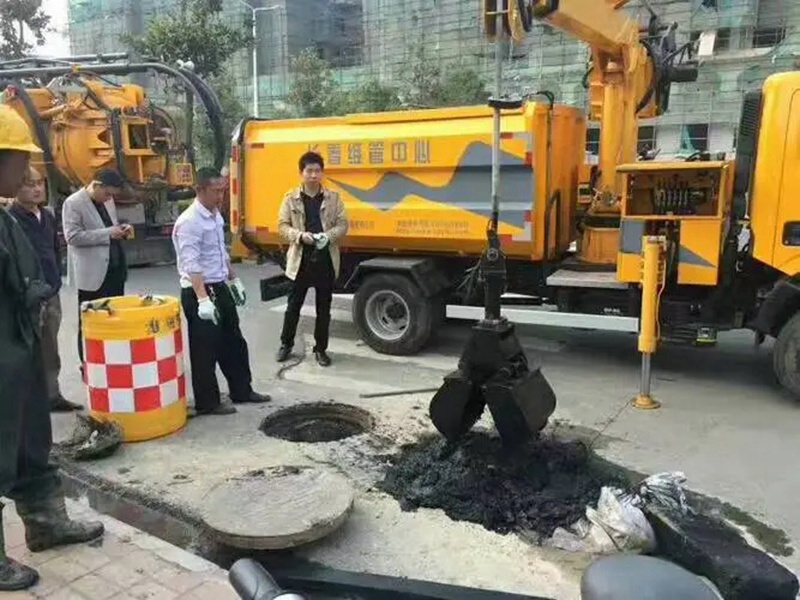 斗门街道：网格员化身“清道夫”，为民解忧疏通“堵心”化粪池