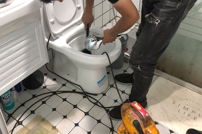 斗门马桶堵塞自己疏通还是找师傅?专业上门服务让你省时更省心